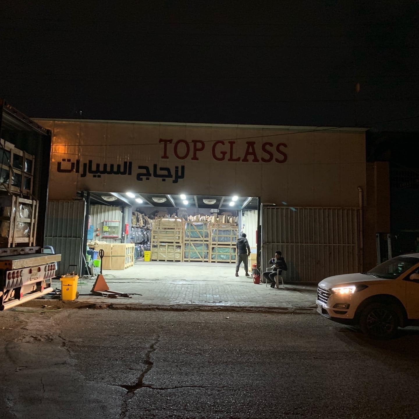 فني يقوم بإصلاح زجاج السيارة